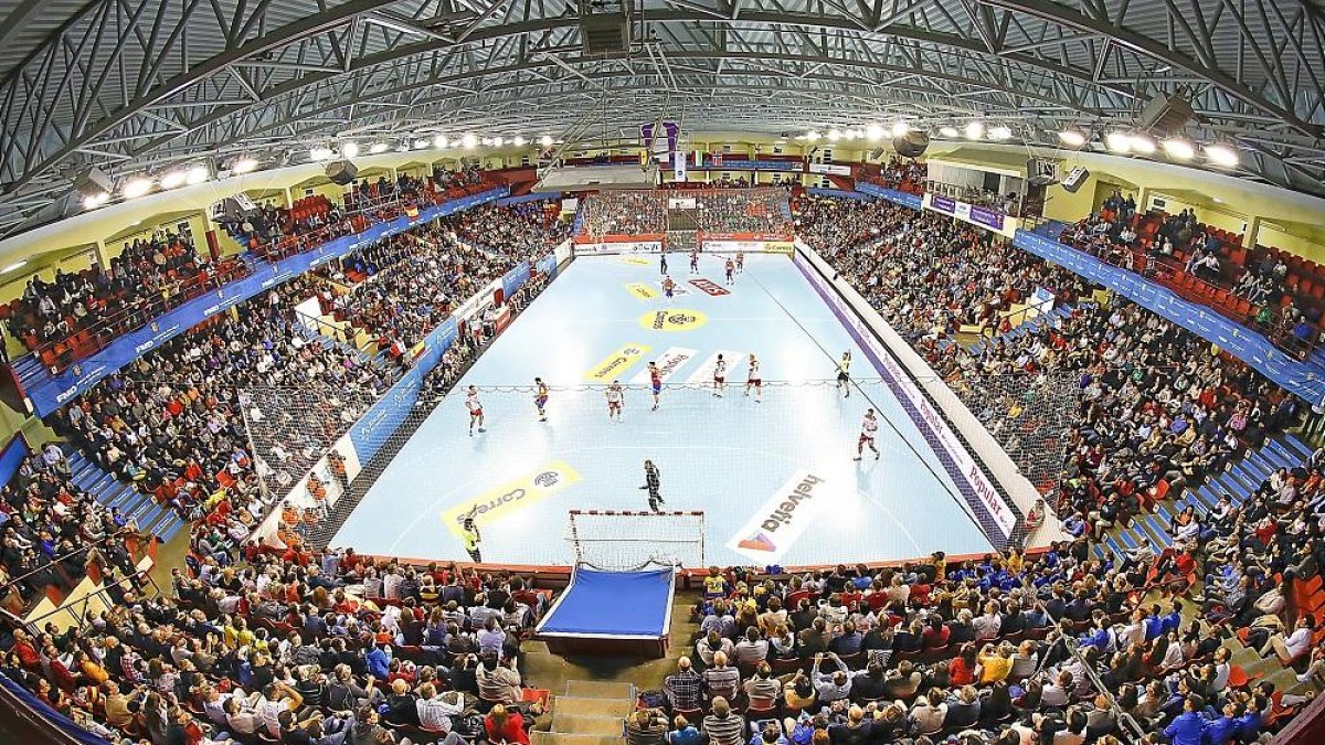 Vista panorámica del pabellón Huerta del ey ayer en el España-Noruega de la EHFEuro Cup.-J. M. LOSTAU