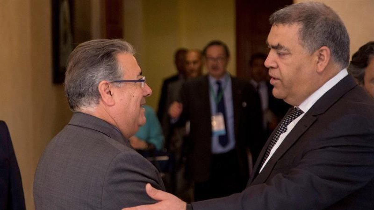 El ministro español de Interior, Juan Ignacio Zoido, saluda a su homólogo marroquí, Abdelouafi Laftit (d), durante su participación en la V Conferencia Euroafricana que se celebra en Marrakech.-EFE