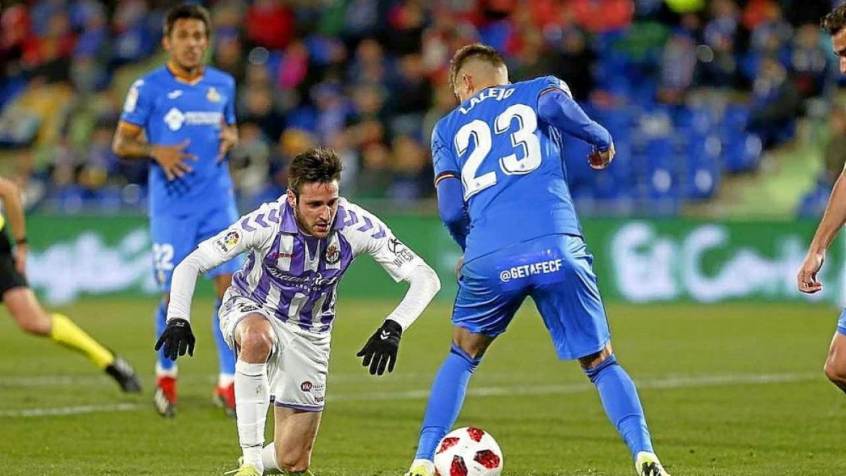 El delantero blanquivioleta Duje Cop, a los pies del vallisoletano Iván Alejo.-PHOTO-DEPORTE