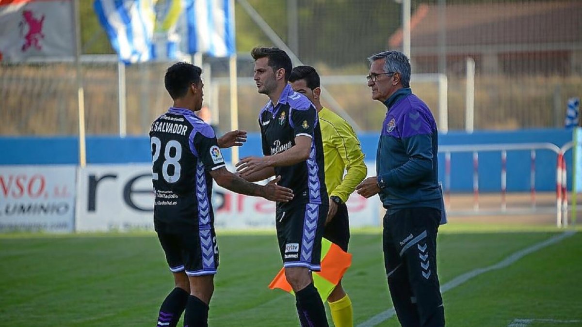 illar sustituye a Salvador durante el amistoso de ayer en Aranda. A-ALBERTO CALVO