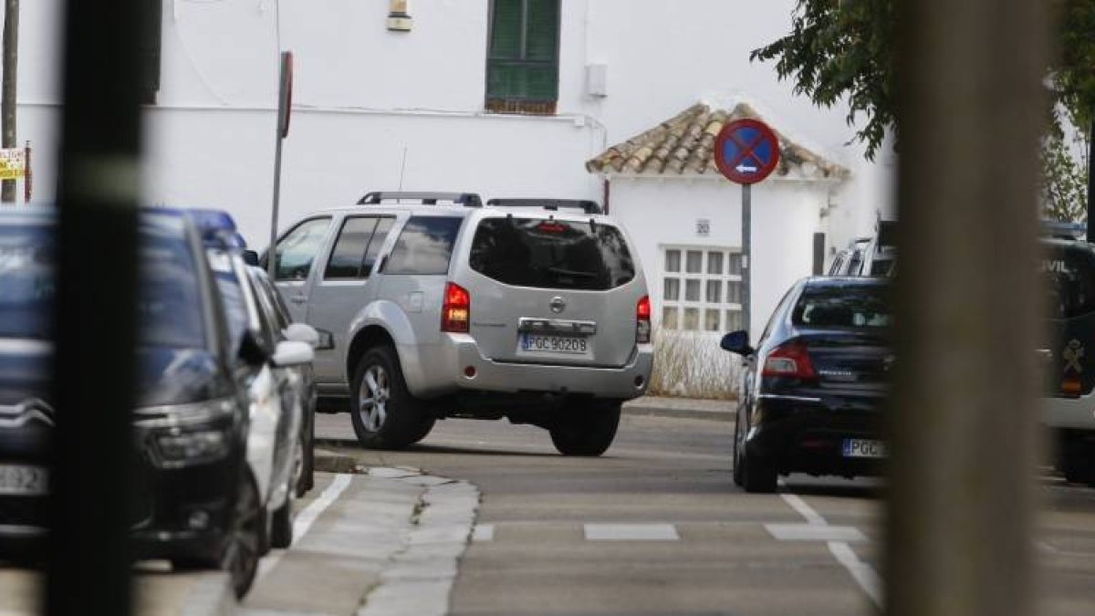 El coche que trasladaba ayer a Silva Sande, llegando ayer al Instituto de Medicina Legal de Zaragoza.-Foto: ÁNGEL DE CASTRO