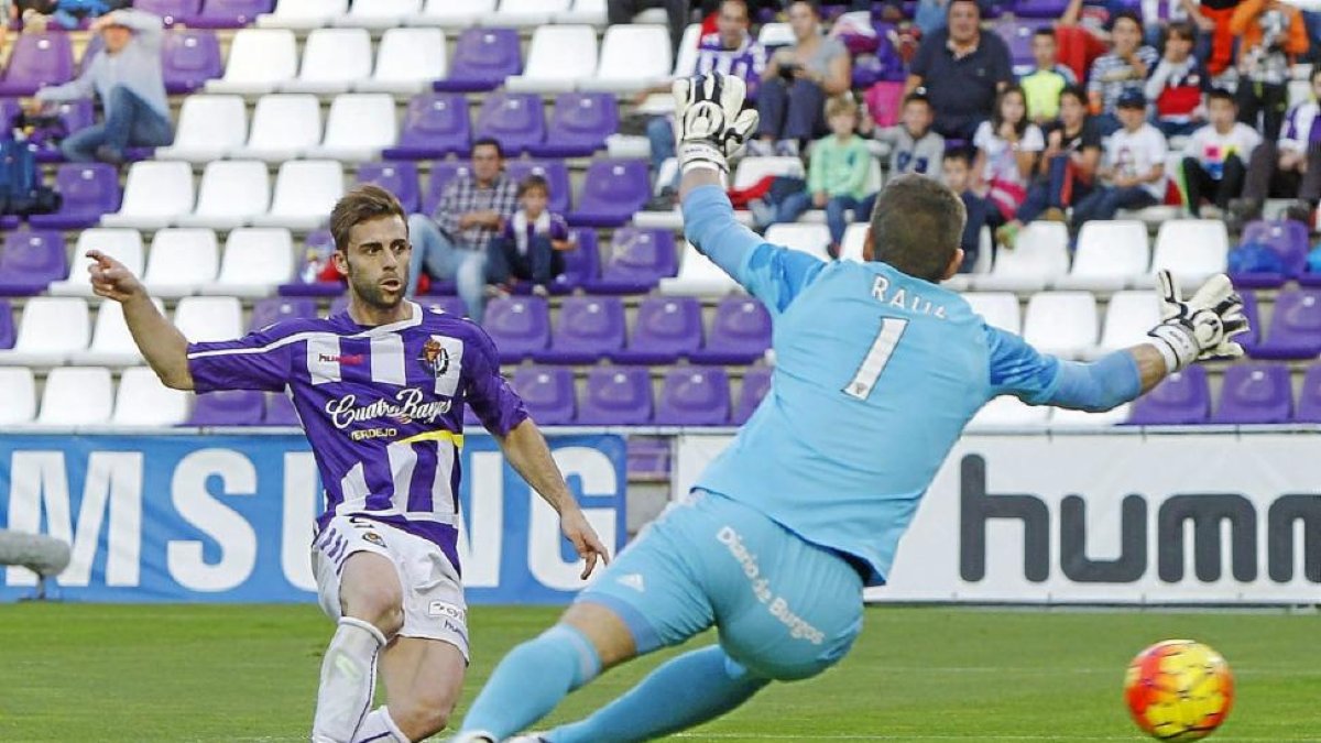 El delantero blanquivioleta Rodri marca el segundo gol de su equipo ante el portero mirandesista Raúl Fernández.-J. M. Lostau