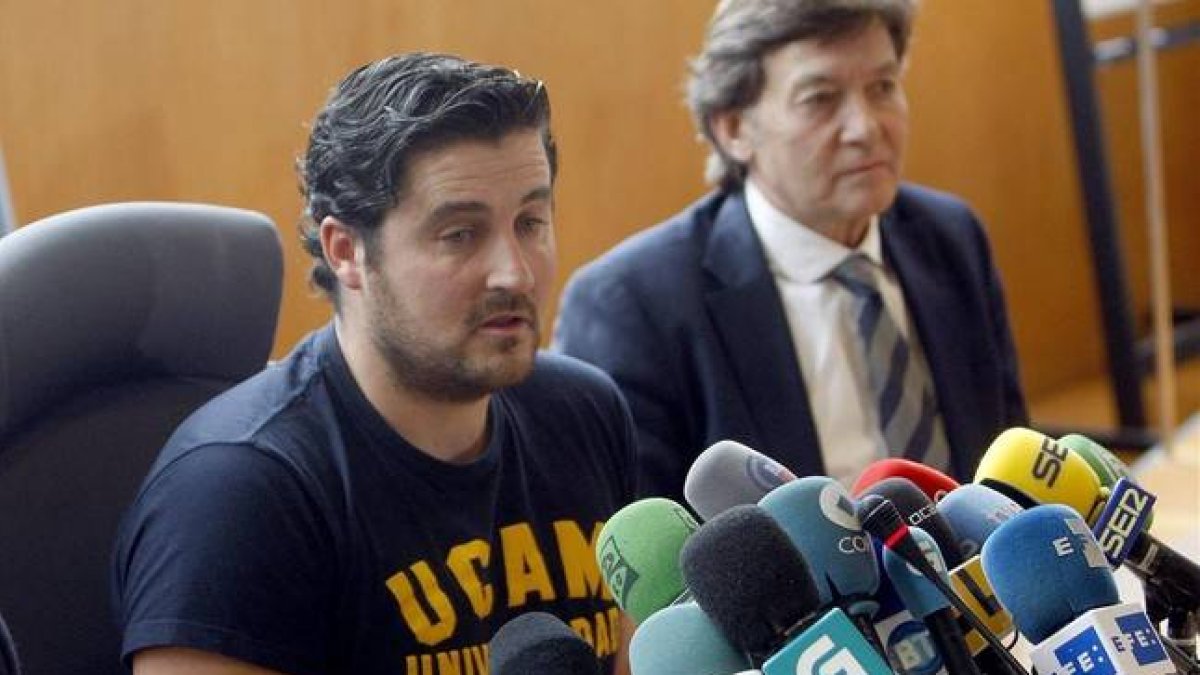 David Cal, durante la rueda de prensa en la que ha confirmado su retirada, en Cangas de Morrazo.-Foto: EFE / SALVADOR SAS