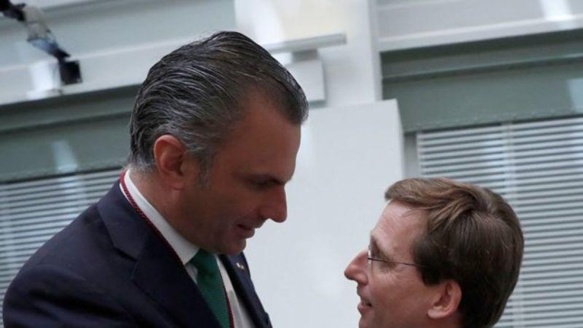 El alcalde de Madrid, José Luis Martínez-Almeida, junto a Javier Ortega Smith.-EMILIO NARANJO (EFE)