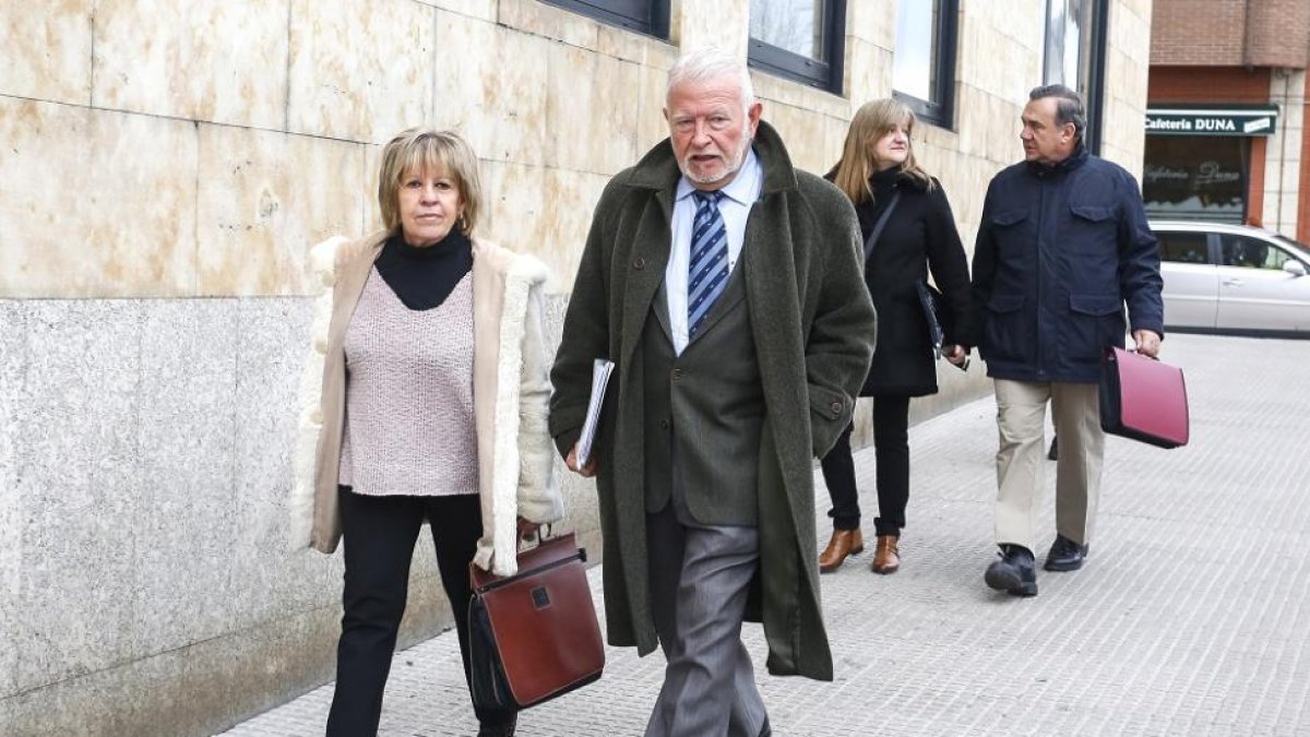 Los exmiembros del Consejo de Administración de Caja España, Zenón Jiménez (C), Begoña Núñez (I), Marcos García (D) y Olga Palacio (2D), declaran en los juzgados de León por un posible delito societario-ICAL