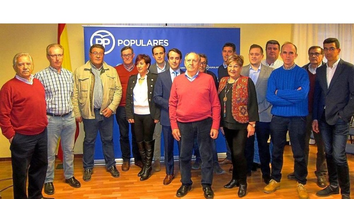 Los recién nombrados candidatos posan en la foto de familia en la sede del partido en Valladolid.-EUROPA PRESS