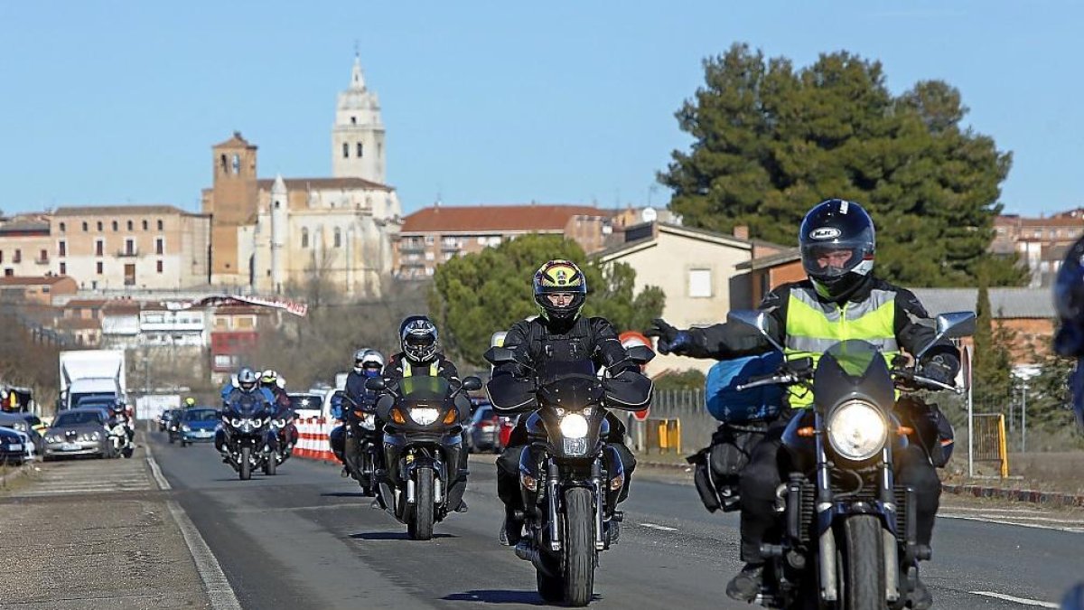 Un grupo de aficionados al motociclismo se dirige al área de acampada de Valdegalindo en la edición anterior de Motauros, en Tordesillas.-J.M. LOSTAU