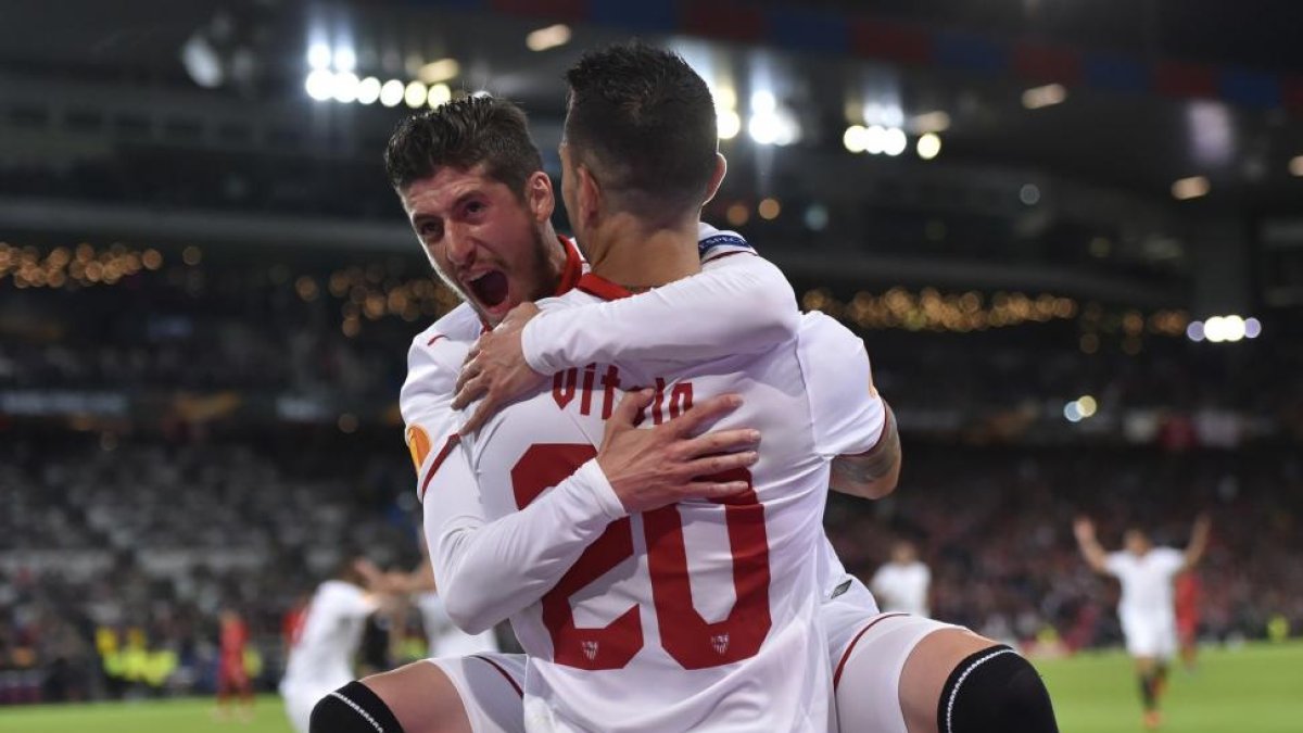 Escudero se abraza a Vitolo después del gol de éste al Dinamo de Zagreb.-ICAL