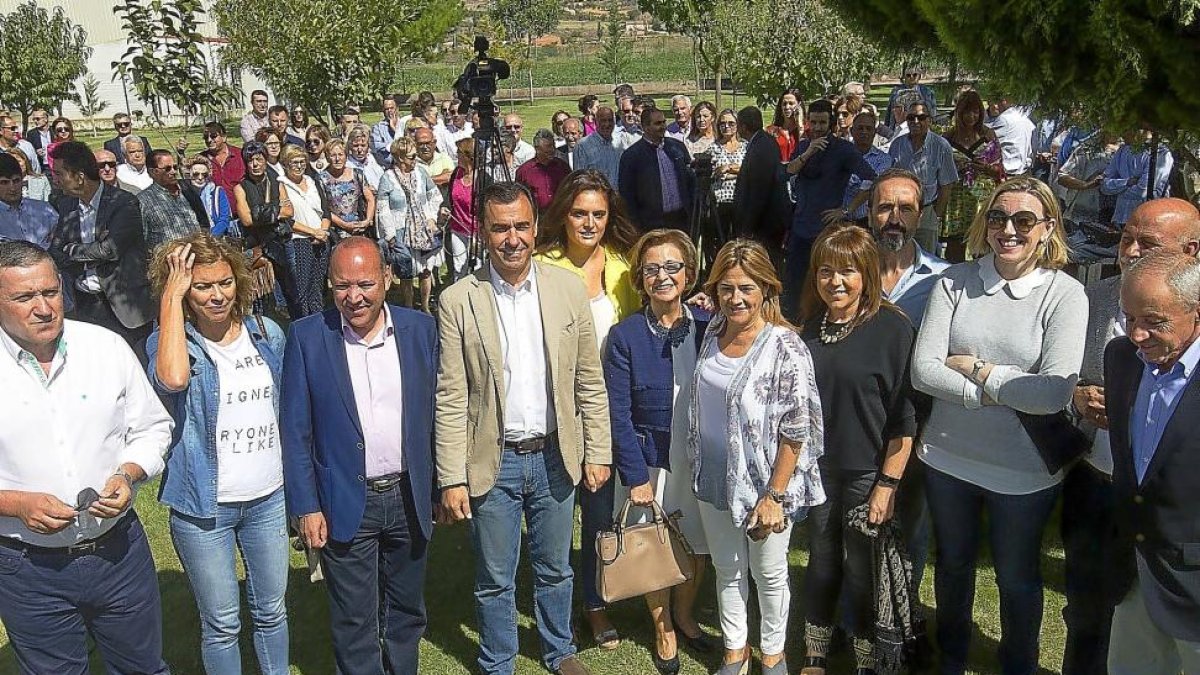 Martínez-Maillo, en el centro, con responsables del PP de Zamora.-ICAL