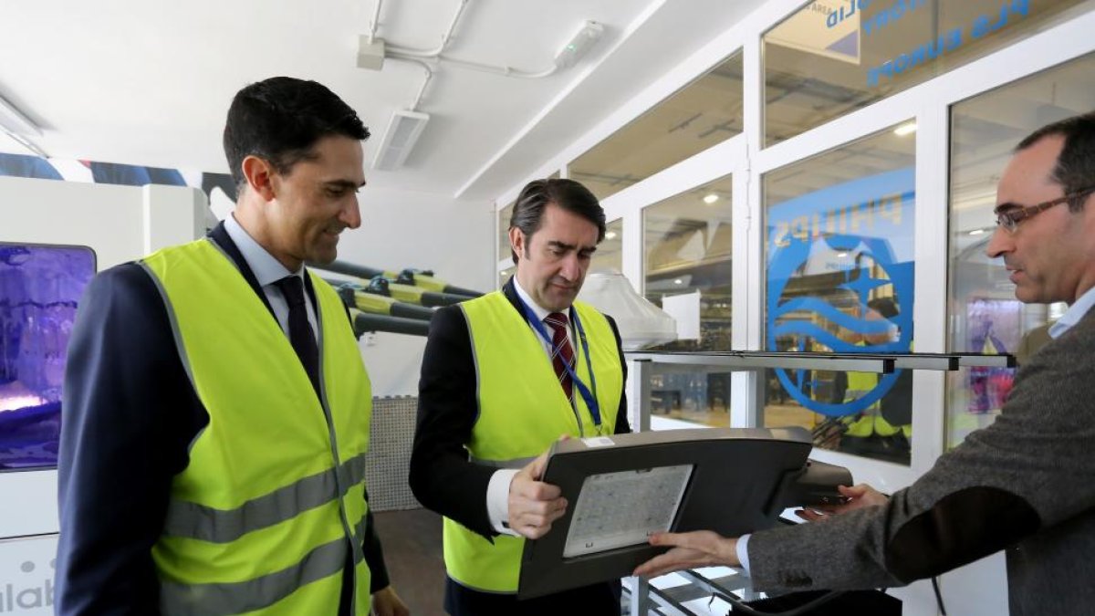 El consejero de Fomento y Medio Ambiente, Juan Carlos Suárez-Quiñones, visita la fábrica de Philips Valladolid. Junto a él, el presidente y director general de Philips Lighting en España y Portugal, Josep Martínez-ICAL