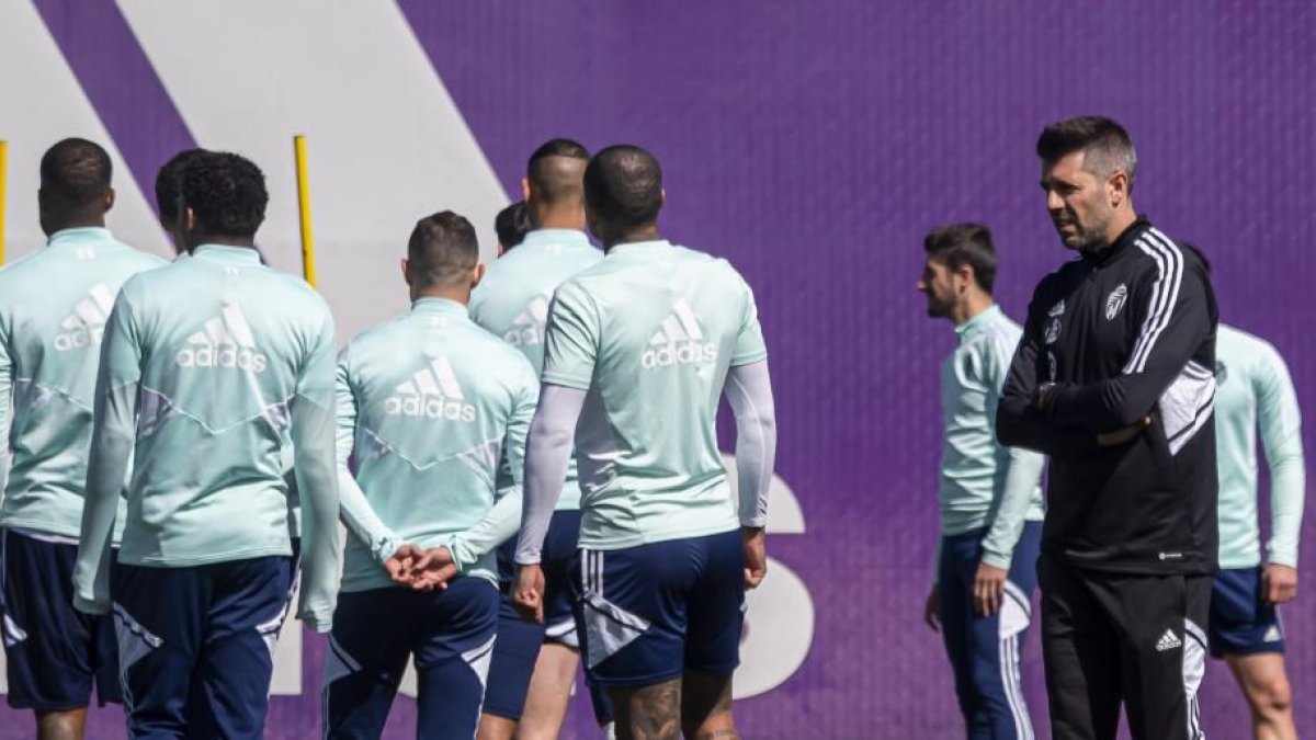 Pezzolano y jugadores del Real Valladolid.