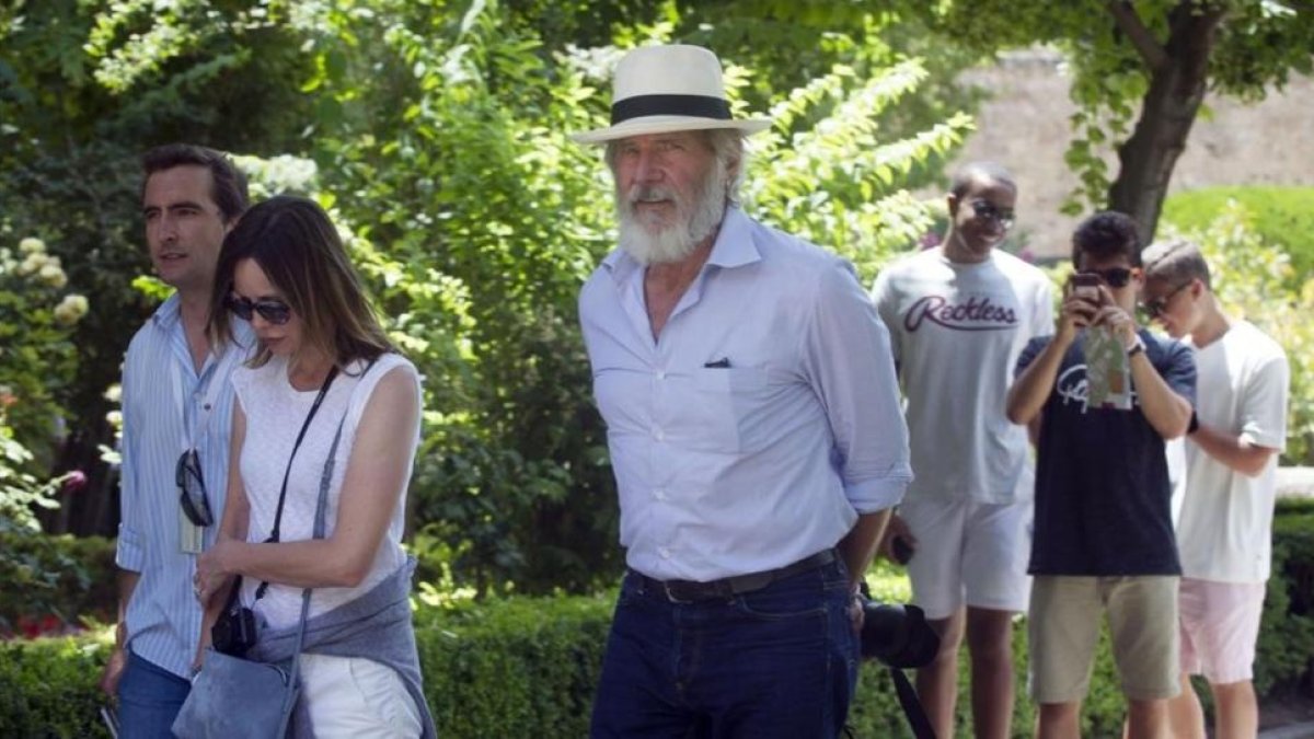 Harrison Ford y su mujer, la también actriz Calixta Flockart, de turismo en Granada.-EFE / MIGUEL ÁNGEL MOLINA