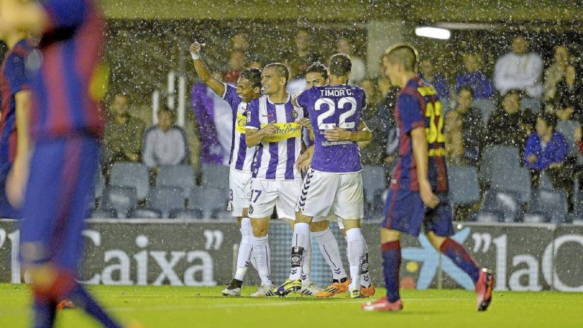 Jugadores blanquivioleta celebran el primer gol de la noche en el Mini Estadi.-Photo-deporte