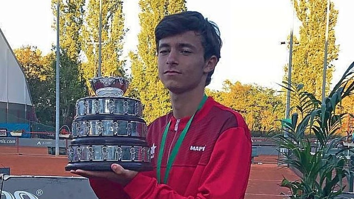 El tenista vallisoletano posa con la ‘Ensaladera’ júnior-EL MUNDO