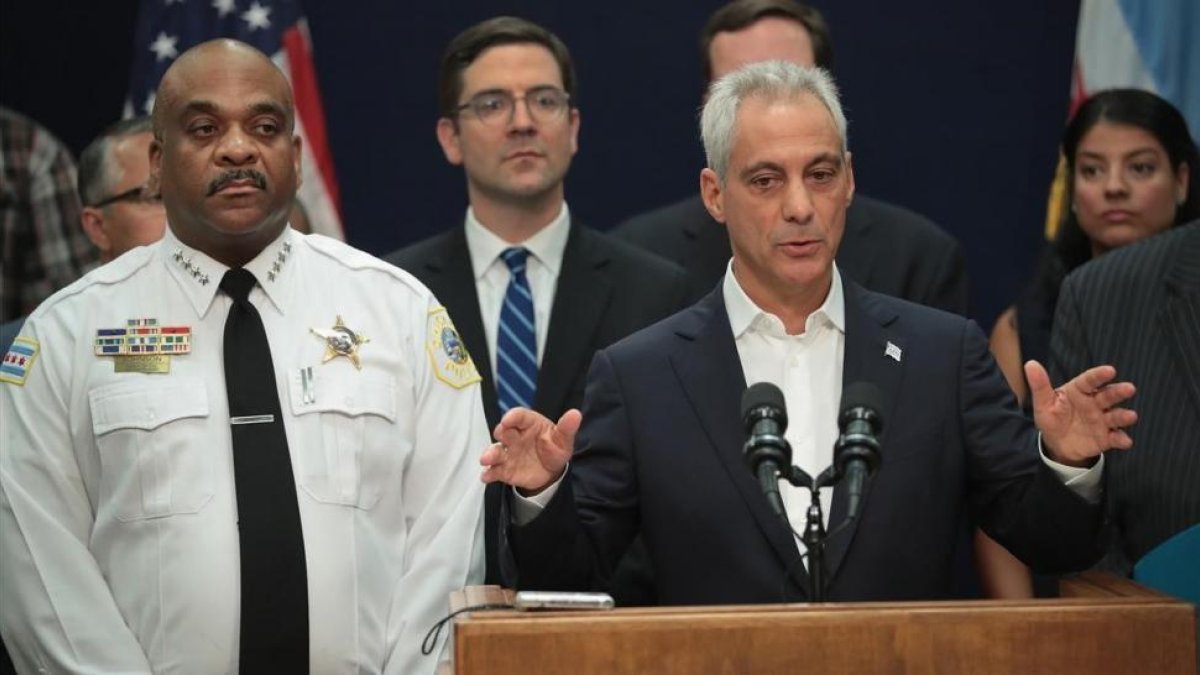 Emanuel (derecha) junto al superintendente de la policía de Chicago, Eddie Johnson, el 7 de agosto. Emanuel (derecha) junto al superintendente de la policía de Chicago, Eddie Johnson, el 7 de agosto.-AFP / SCOTT OLSON