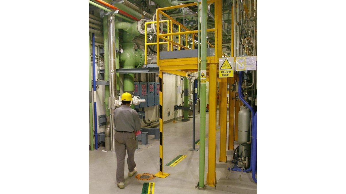 Un operario de Garoña en el interior de la central nuclear.-ISRAEL L. MURILLO