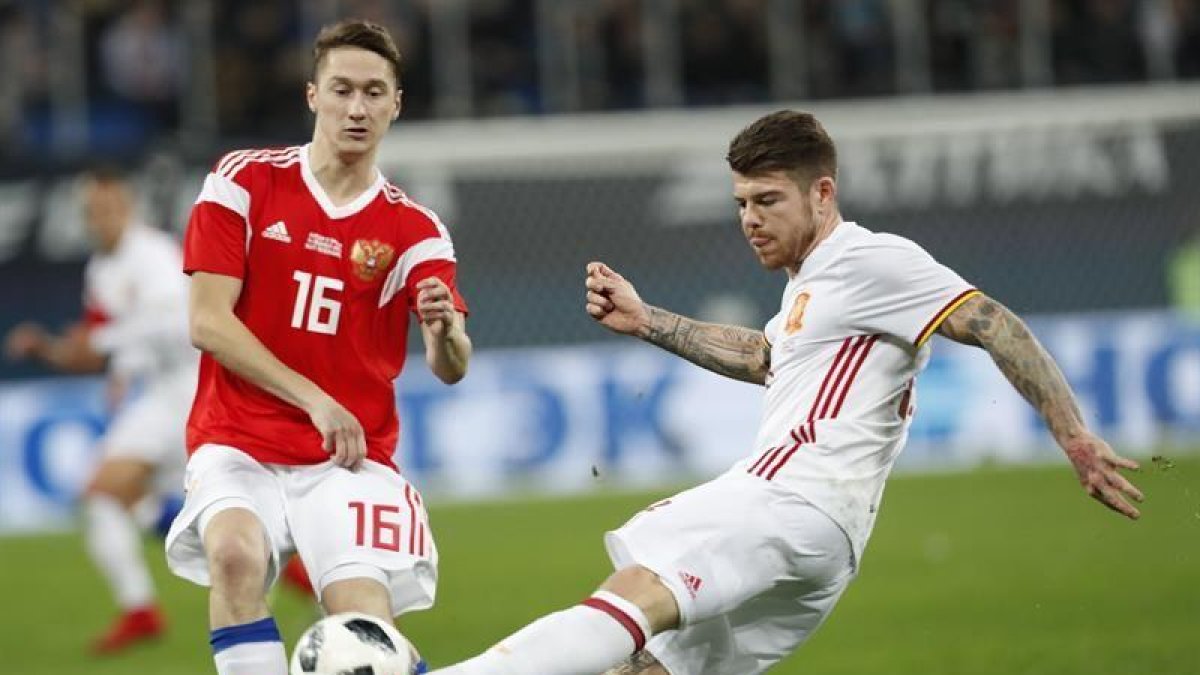 El jugador de la selección rusa Anton Miranchuk (i) disputa un balón frente al jugador español Alberto Moreno (d) hoy, martes 14 de noviembre de 2017, durante un partido amistoso internacional entre las selecciones de Rusia y España-EFE