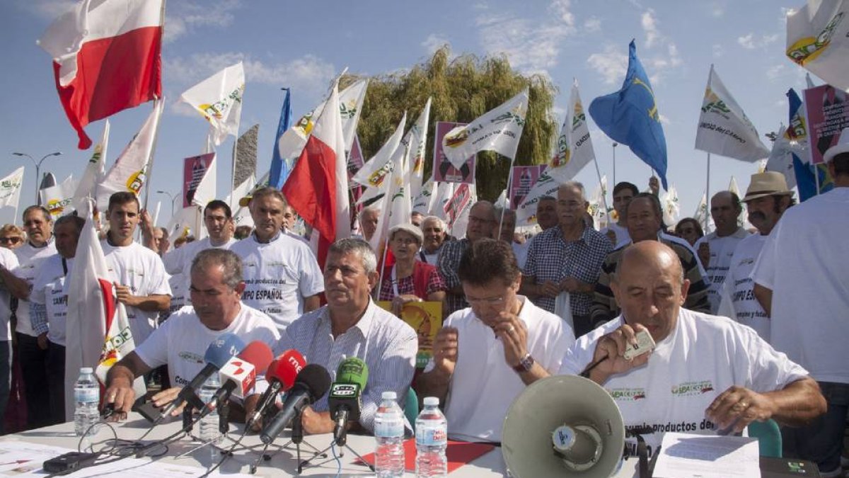 Los responsables nacionales de la alianza UPA-COAG se concentran a la entrada del Recinto Ferial de Salamanca con motivo de la celebración de Salamaq 15 para protestar por la crisis del sector lácteo. En la mesa los representantes de UPA-COAG, Aurelio Pér-Ical