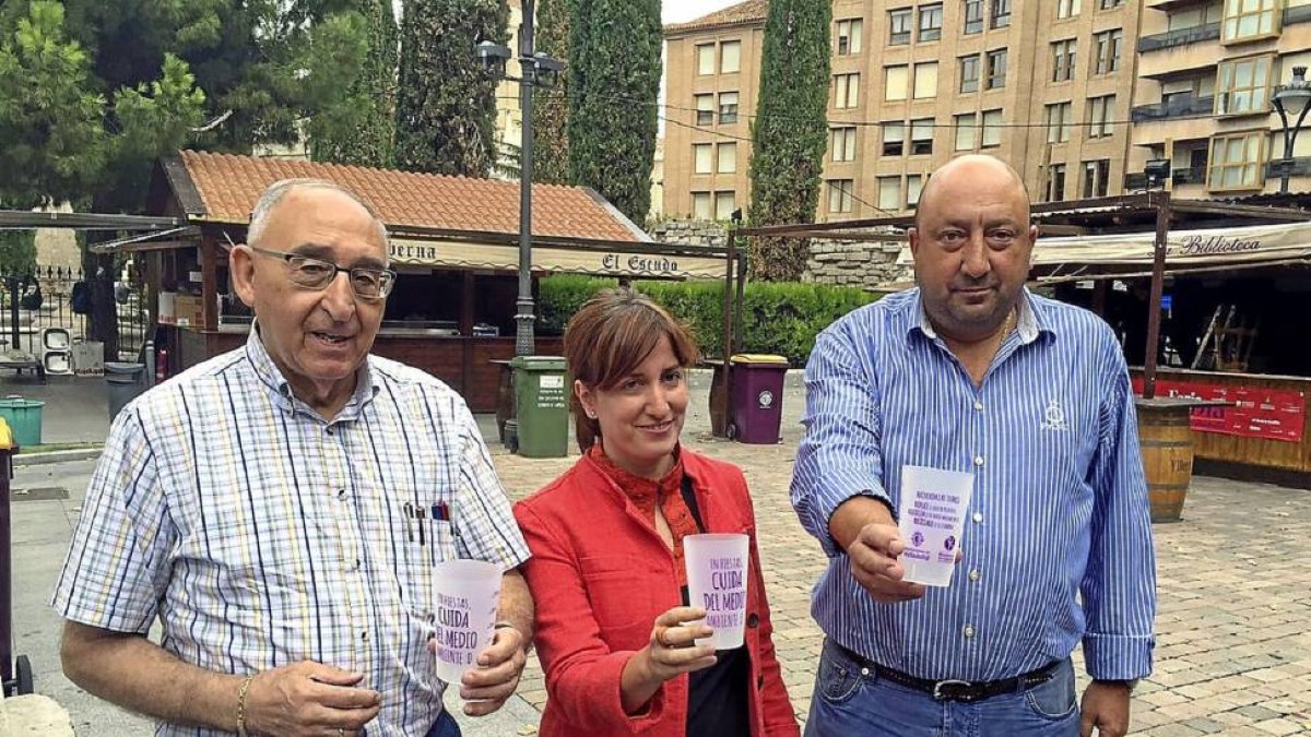 José Luis Bellido, María Sánchez y Jaime Fernández presentan el vaso reutilizable de las Fiestas.-El Mundo