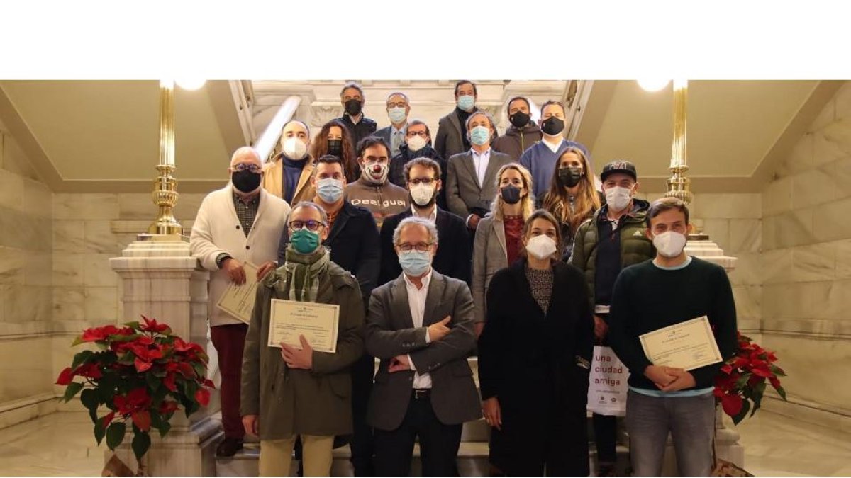 Premiados y jurado de los concursos de Relatos cortos y Fotografía en la escalinata del Ayuntamiento.  / M. ÁLVAREZ