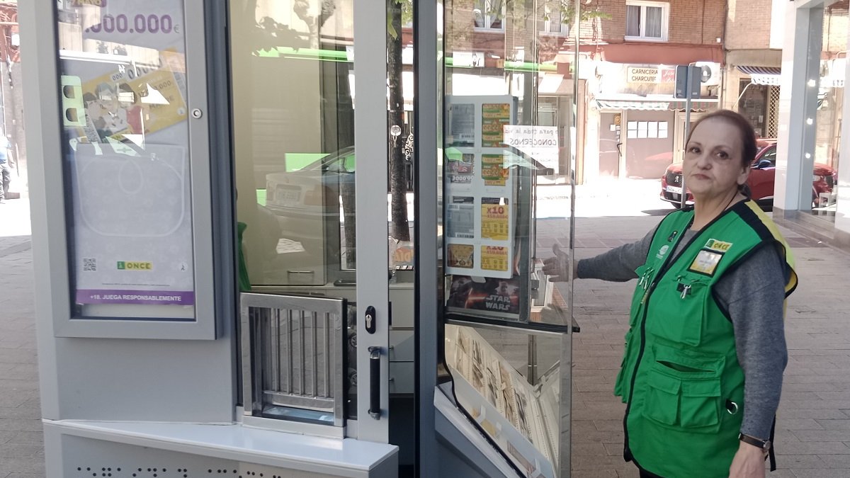 Vendedora de La Once del puesto de la calle Dársena forzado esta madrugada.- E.M.