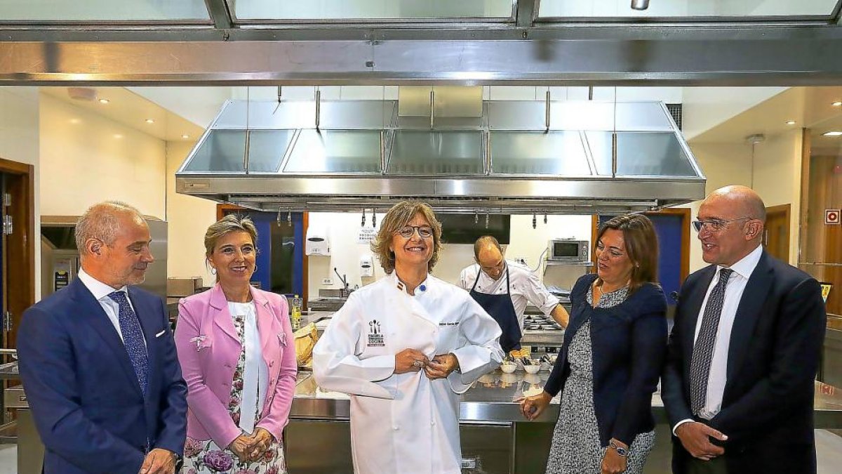 Víctor Caramanzana, María José Salgueiro, Isabel García Tejerina, Milagros Marcos y Jesús Julio Carnero, en la Escuela de Cocina de Valladolid.-ICAL