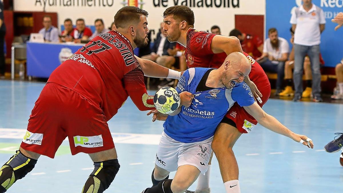 Diego Camino es frenado por la defensa del Logroño en un partido de la pretemporada.-J.M. LOSTAU
