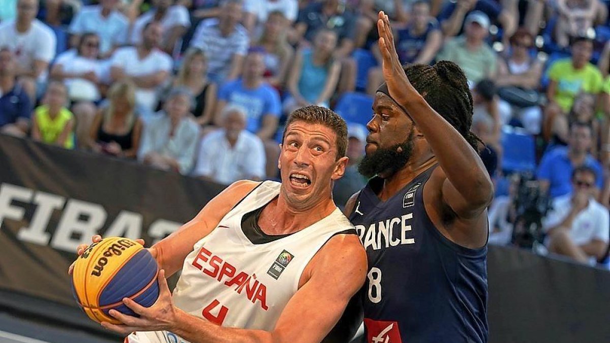 El capitán del Carramimbre Sergio de la Fuente, con España en una acción de las semifinales del Europeo  3x3 ante el francés Dominique Gentil.-FIBA