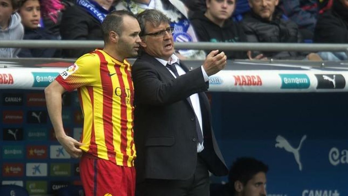 Martino da instrucciones a Iniesta para jugar el derbi contra el Espanyol en Cornellà.-JORDI COTRINA