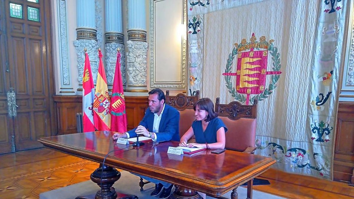 Óscar Puente y María Sánchez, ayer, en la explicación del nuevo modelo de gestión del agua-EL MUNDO