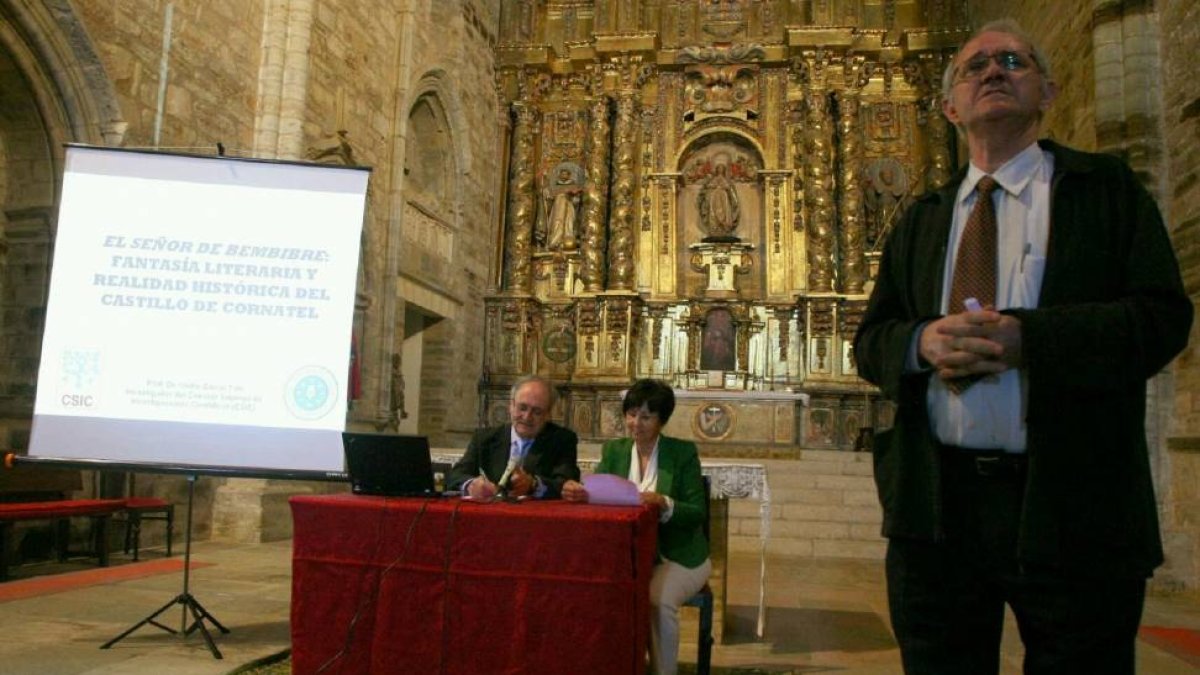 El científico del Centro Superior de Investigaciones Científicas, CSIC, Isidro García (I), junto a la presidenta del Instituto de Estudios Bercianos, IEB, Mar Palacio, y el párroco delas Basílica de la Encina de Ponferrada, Antolín de Cela (D), durante la-ICAL