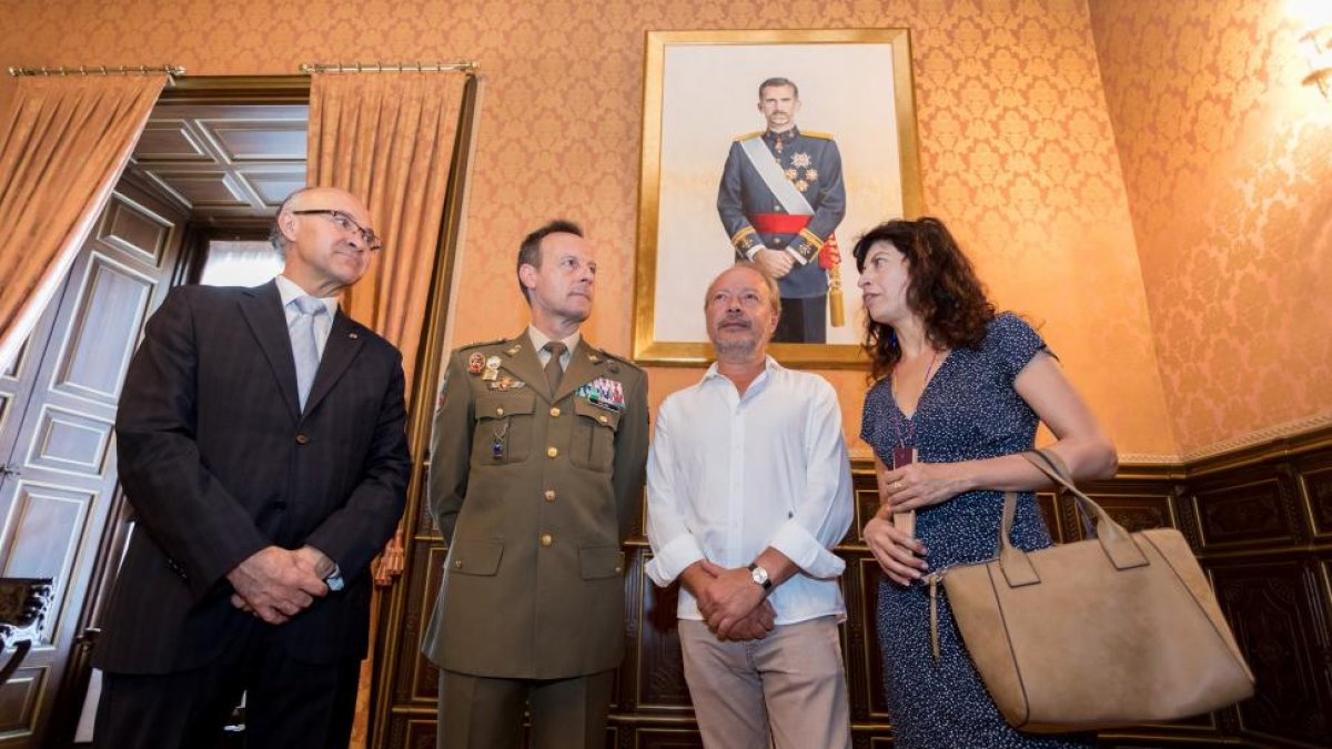 Ramiro Ruiz Medrano, Manuel Gorjón, Enrique Reche y Ana Redondo junto al retrato de Felipe VI.-P. REQUEJO/PHOTOGENIC