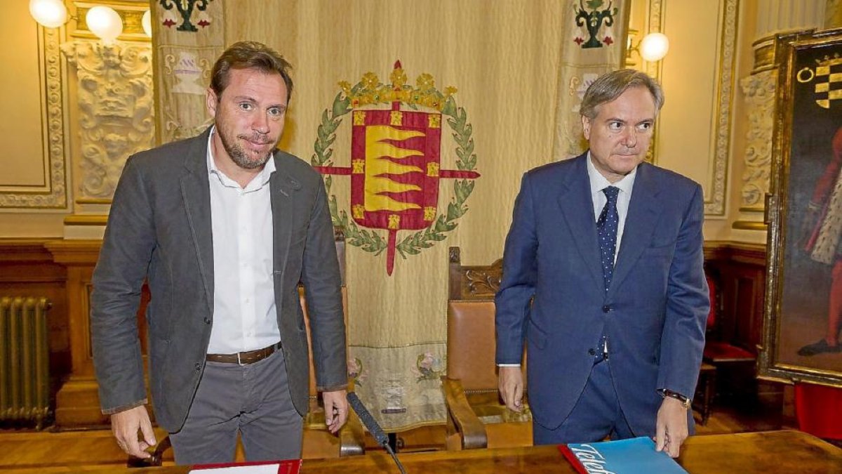 El alcalde de Valladolid, Óscar Puente, y el consejero territorial de Telefónica, Adrían García Nevado.-Pablo Requejo
