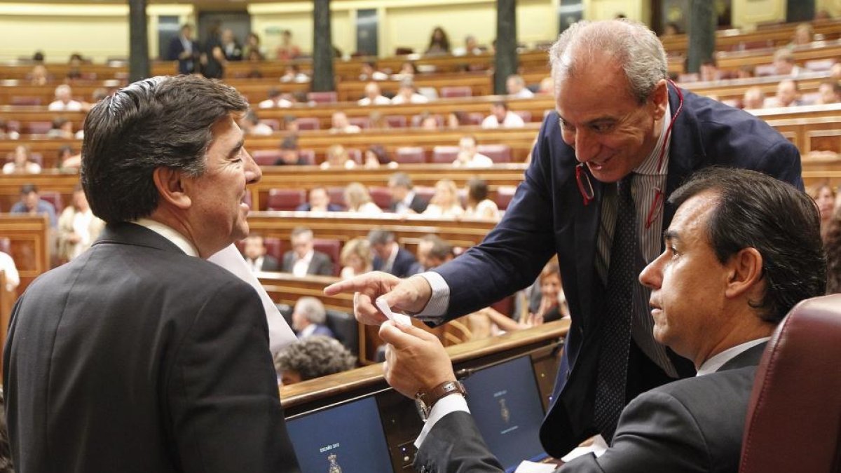 Sesión consultiva de la XII Legislatura del Congreso de los Diputados. En la imagen, los diputados Bermúdez de Castro y Martínez Maillo.-ICAL