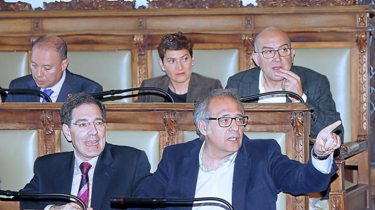 Jesús Enríquez y Martínez Bermejo, abajo, y Alfredo Blanco, Mayte Martínez y Jesús Julio Carnero, arriba, durante el último pleno del Ayuntamiento.-J.M.LOSTAU