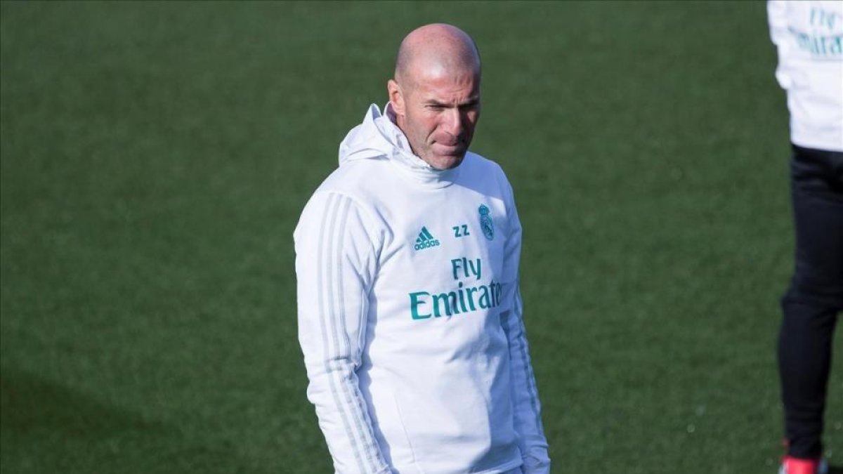 Zinedine Zidane, durante el entrenamiento de este viernes en Valdebebas.-RODRIGO JIMÉNEZ / EFE