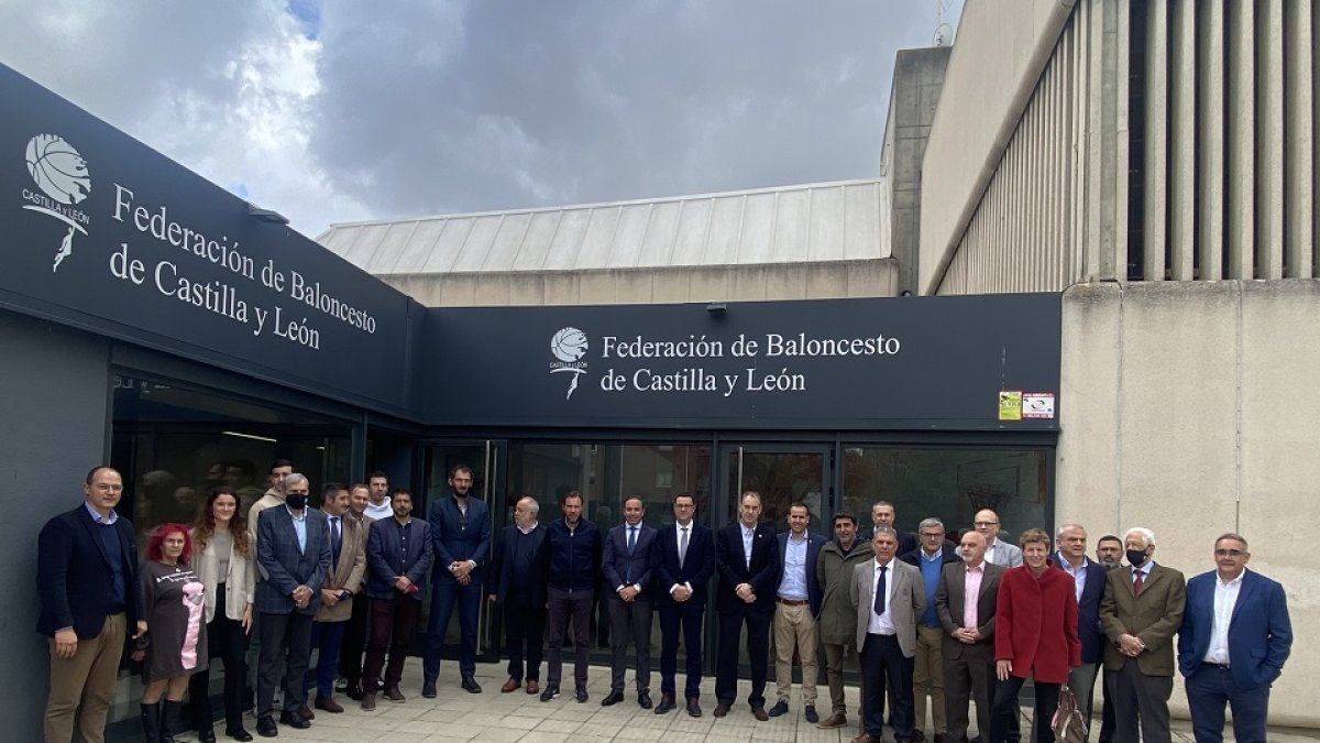 Foto de familia de la visita de Jorge Garbajosa a las dependencias de la Federación de Baloncesto de Castilla y León. / P. REQUEJO