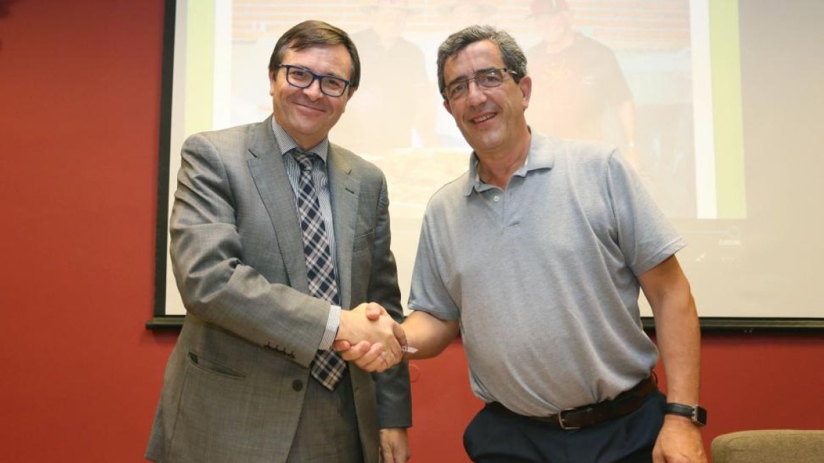 El presidente de la fundación INEA, Félix Revilla, y el representante de la fundación Caixa, Gerardo Revilla, firman un convenio para crear un espacio de integración de personas en riesgo de exclusión social en torno de las Huertos Ecológicos y Urbanos.-ICAL