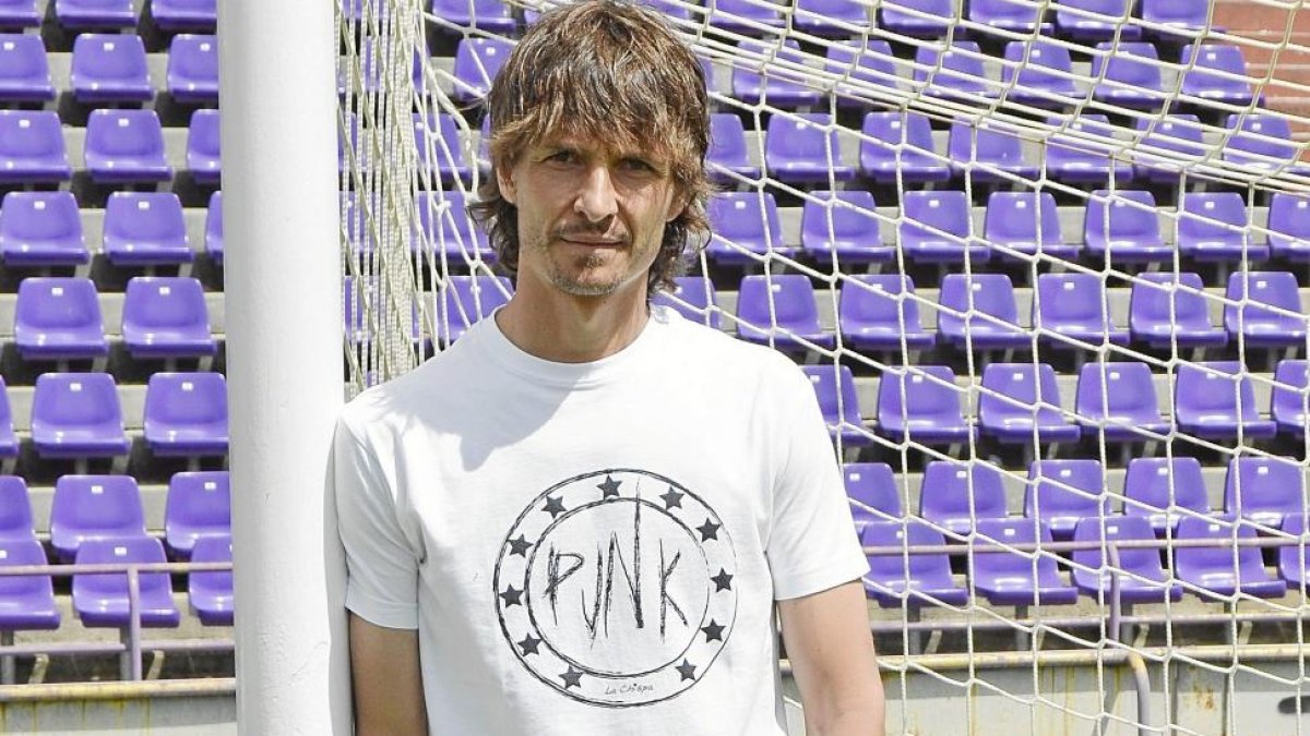 Álvaro Rubio posa apoyado en una de las portería del estadio José Zorrilla.-M. SAN JOSÉ