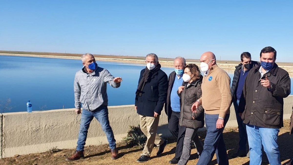 Jesús Julio Carnero visita la balsa del sector IV del Trasvase Esla-Carrión.- ICAL