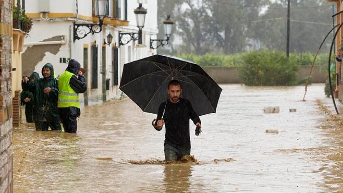 La lluvia deja autobuses convertidos en submarinos y vecinos atrapados en los tejados de sus casas FOTO: EFE / VÍDEO:ATLAS La lluvia deja autobuses convertidos en submarinos y vecinos atrapados en los tejados de sus casas-EFE