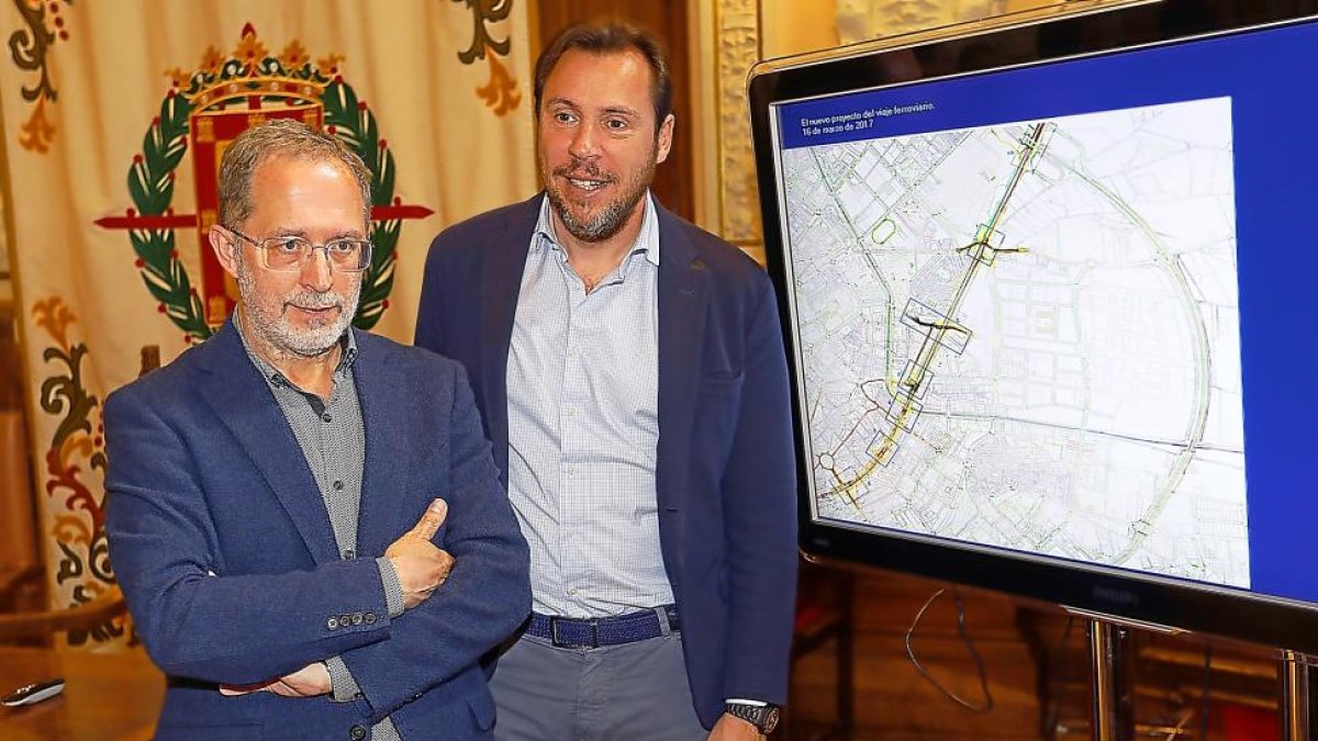 Saravia y Puente durante la presentación del proyecto para construir túneles y pasarelas en la vía.-J.M. LOSTAU