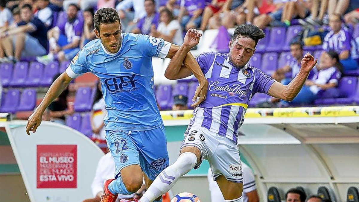 Olivas intenta arrebatar el balón a su nuevo compañero Jose, durante el último Real Valladolid-Girona.-J.M. LOSTAU