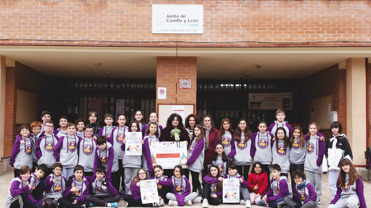 Alumnos de sexto del Colegio Mª Teresa Íñigo de Toro entregan la recaudación de su mercado navideño a Autismo Valladolid- ICAL