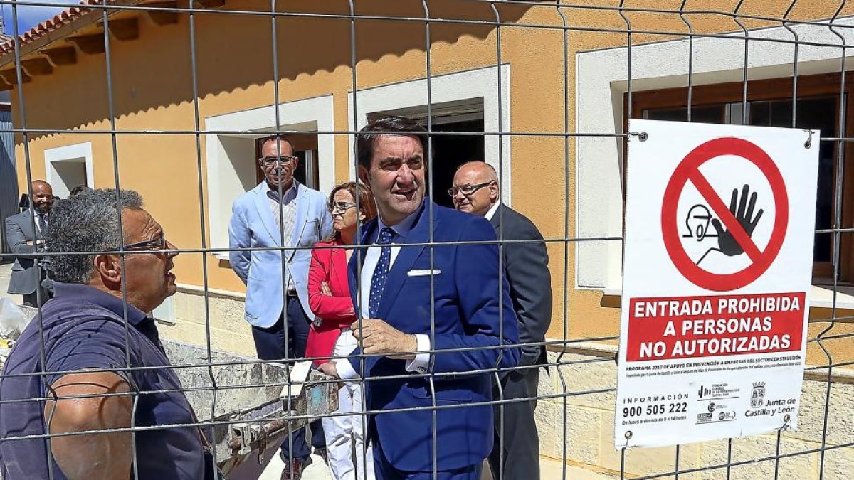 Juan Carlos Suárez-Quiñones en la visita al Área de Renovación Urbana de La Pedraja de Portillo.-ICAL