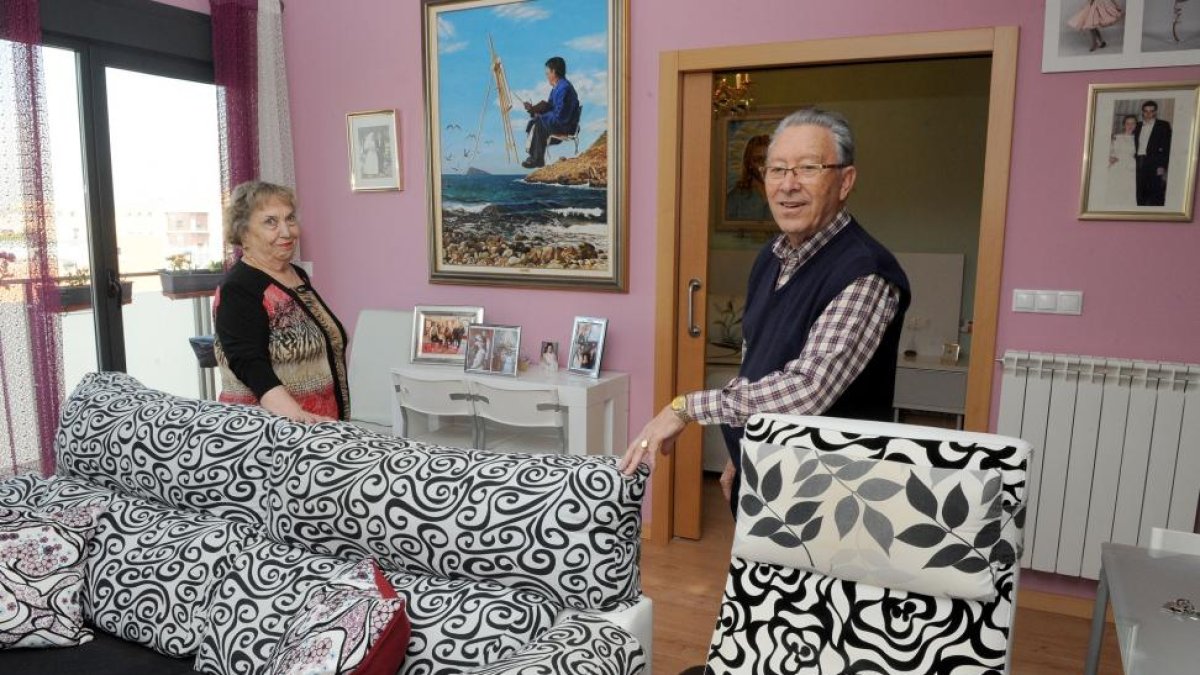 Tinina y Jesús, en el salón de casa, uno de los apartamentos colaborativos de Profuturo.-ROBERTO FERNÁNDEZ