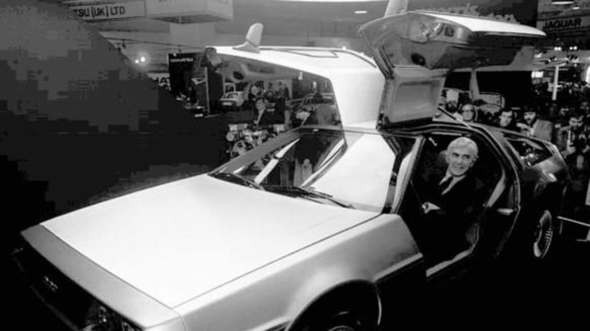 El fabricante de automóviles estadounidense Maverick John Delorean, al volante del DeLorean, en 1982.-AP