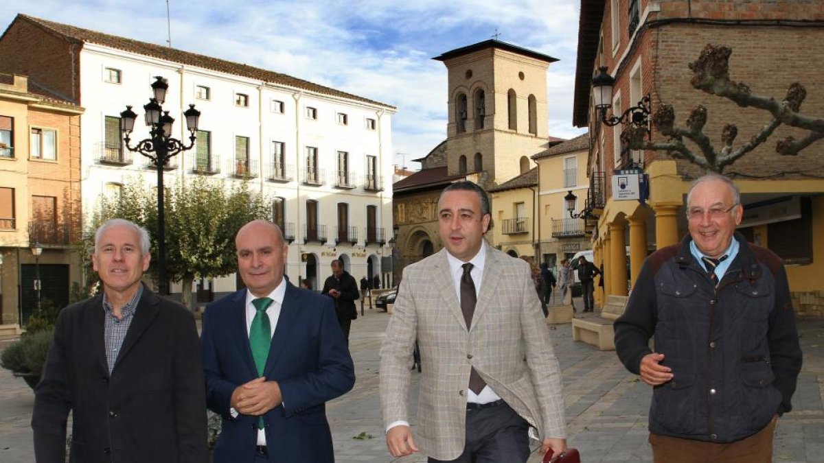 IaD) El delegado de la Junta, Luis Domingo Gonzalez, el presidente de Red Círculos, José Gómez, el director general de Economía Social y Autónomos, Jesús Rodriguez, y el coordinador de Red Círculos, Fidel Ramos, antes de la inauguración del Foro de Empleo-ICAL