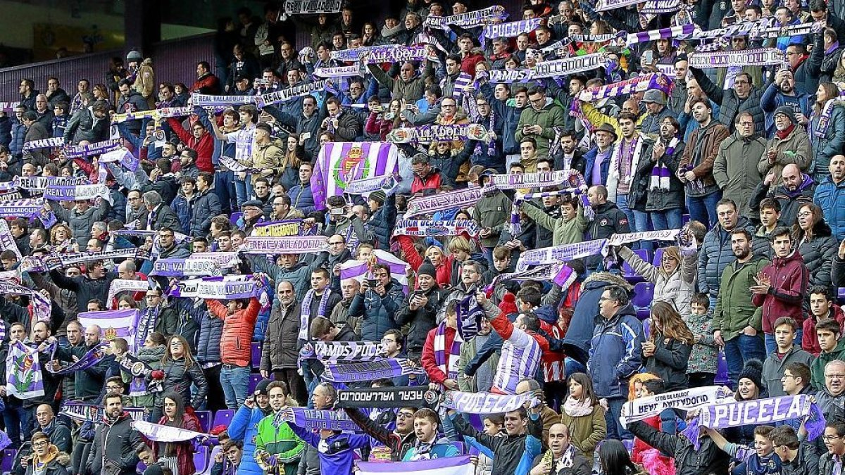 Aficionados del Real Valladolid en el estadio Zorrilla en un partido de la pasada temporada.-J. M. LOSTAU
