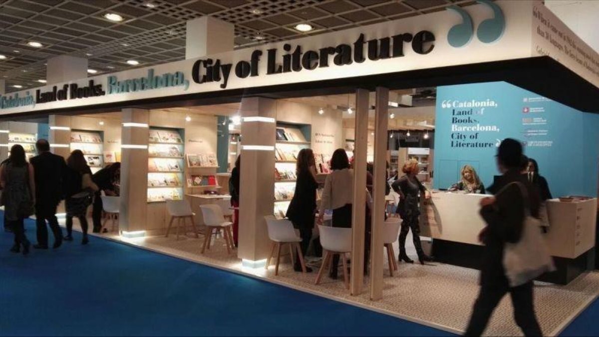 El pabellón conjunto de Catalunya y Barcelona en la Feria del Libro de Fráncfort 2017-EL PERIÓDICO